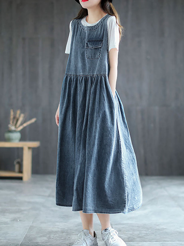 Langes, ärmelloses Latzkleid aus Denim mit Falten